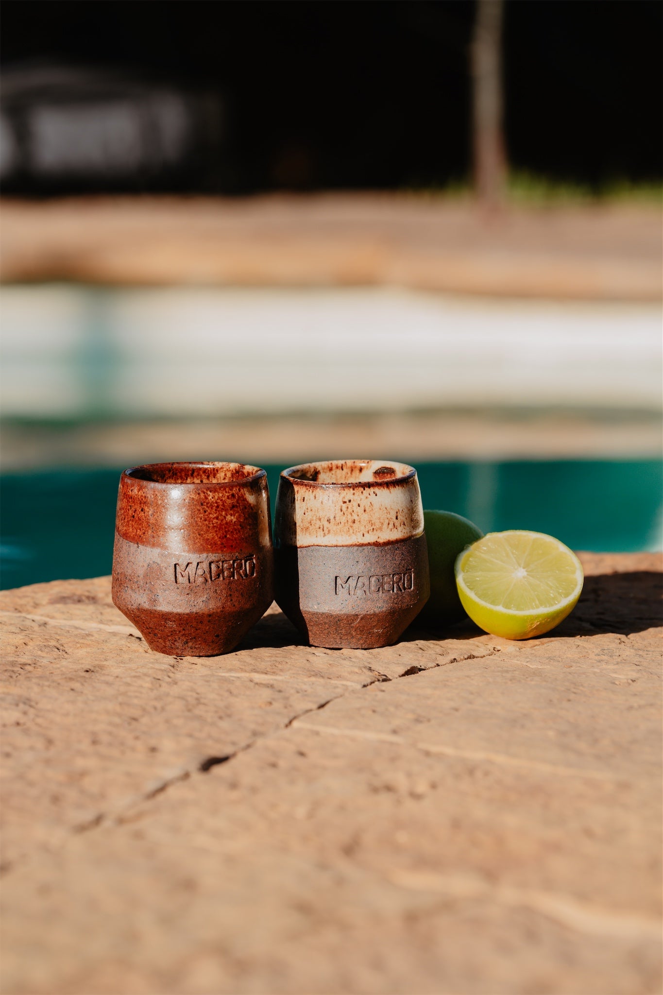 Maceró Pisco sour, dos vasos de cerámica en gres en la piscina
