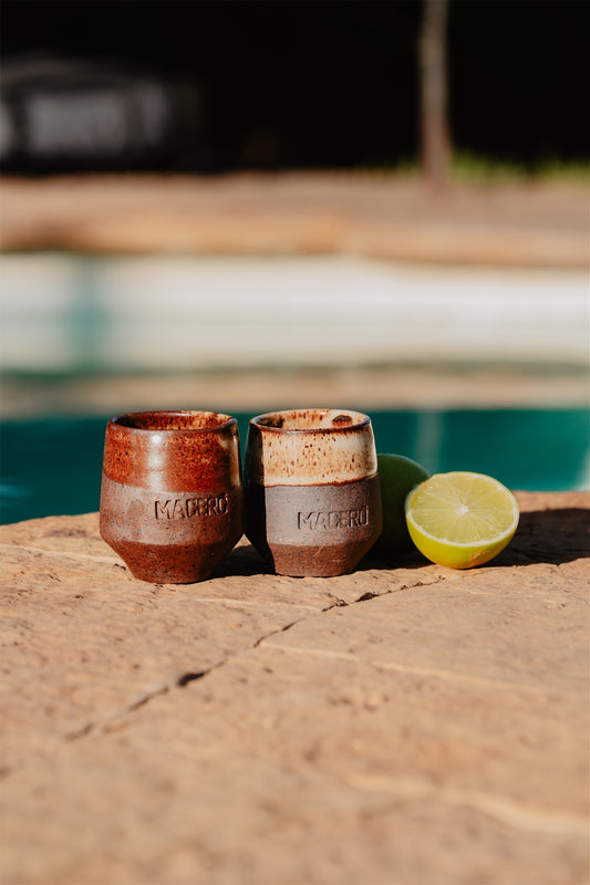 Maceró Pisco sour, dos vasos de cerámica en gres en la piscina